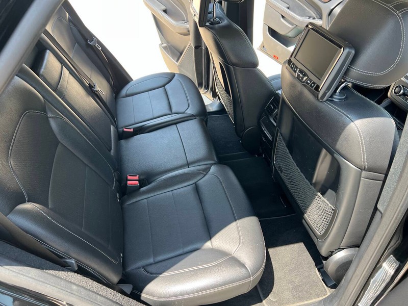 Mercedes-Benz M-Class Vehicle Full-screen Gallery Image 12