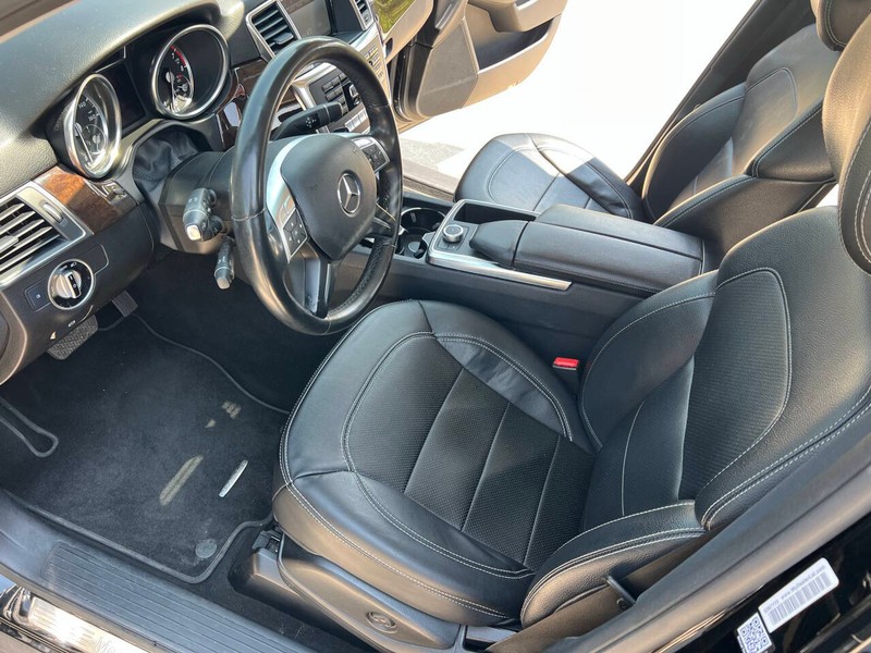 Mercedes-Benz M-Class Vehicle Full-screen Gallery Image 13