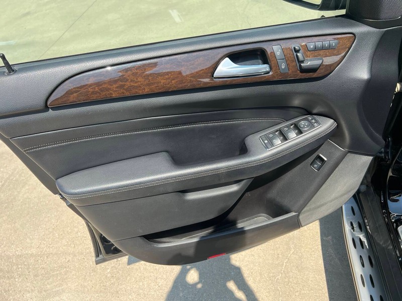 Mercedes-Benz M-Class Vehicle Full-screen Gallery Image 14