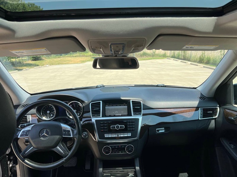 Mercedes-Benz M-Class Vehicle Full-screen Gallery Image 15