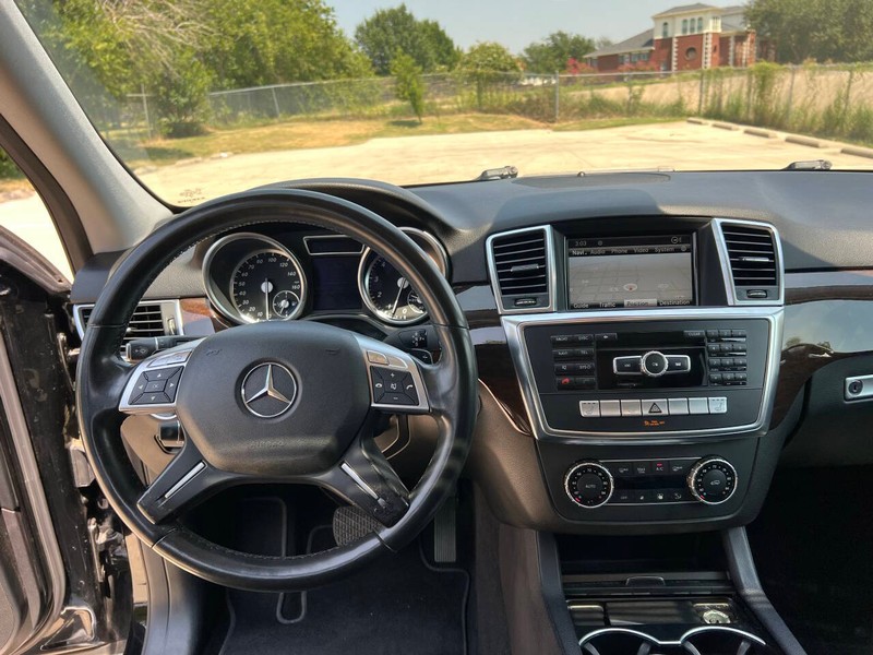 Mercedes-Benz M-Class Vehicle Full-screen Gallery Image 17