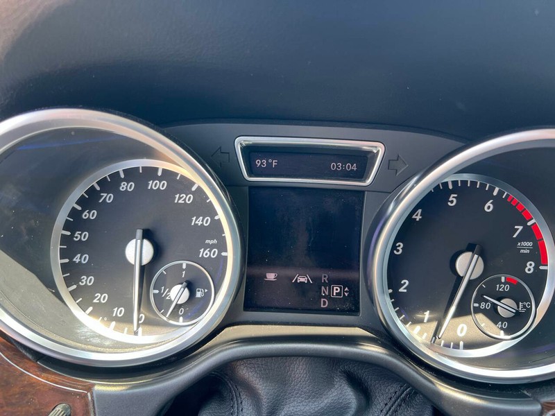 Mercedes-Benz M-Class Vehicle Full-screen Gallery Image 19