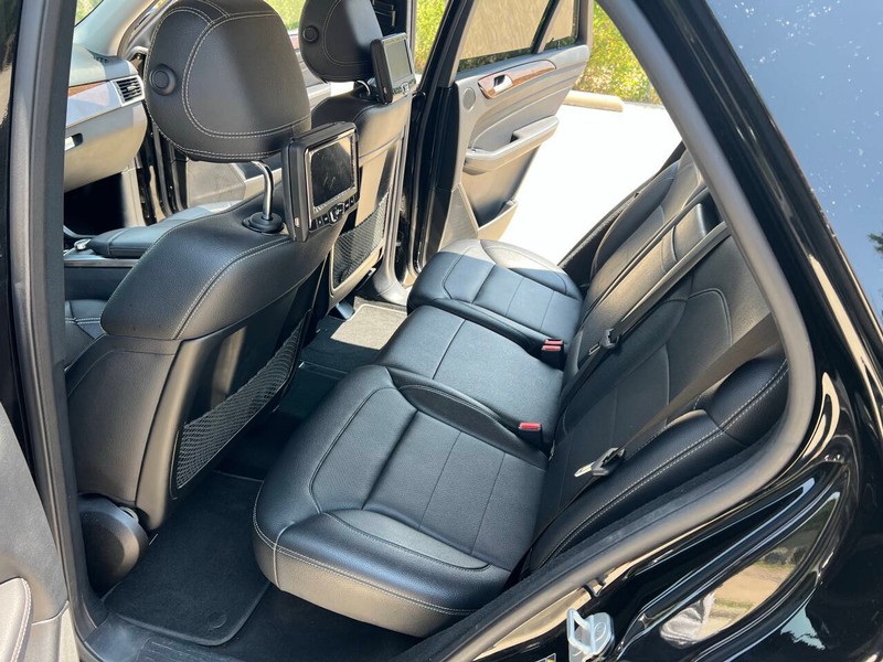 Mercedes-Benz M-Class Vehicle Full-screen Gallery Image 20