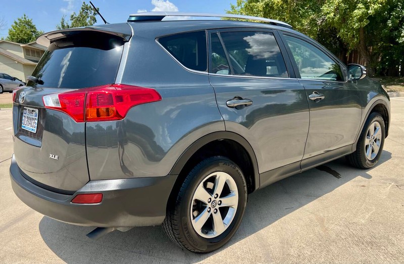 Toyota RAV4 Vehicle Full-screen Gallery Image 03
