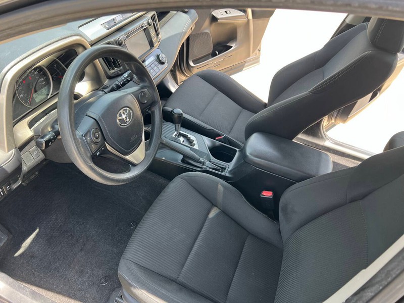 Toyota RAV4 Vehicle Full-screen Gallery Image 10