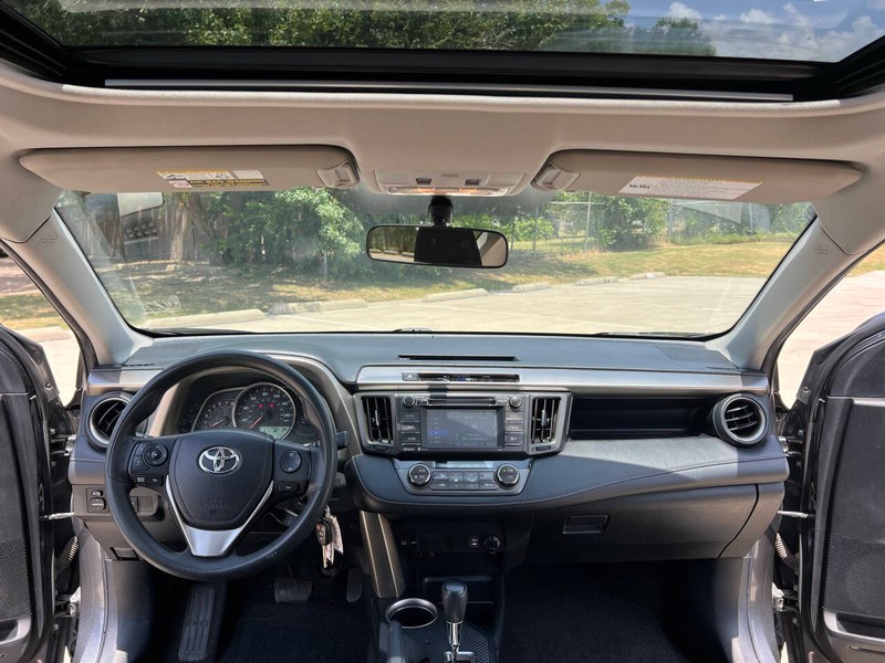 Toyota RAV4 Vehicle Full-screen Gallery Image 11