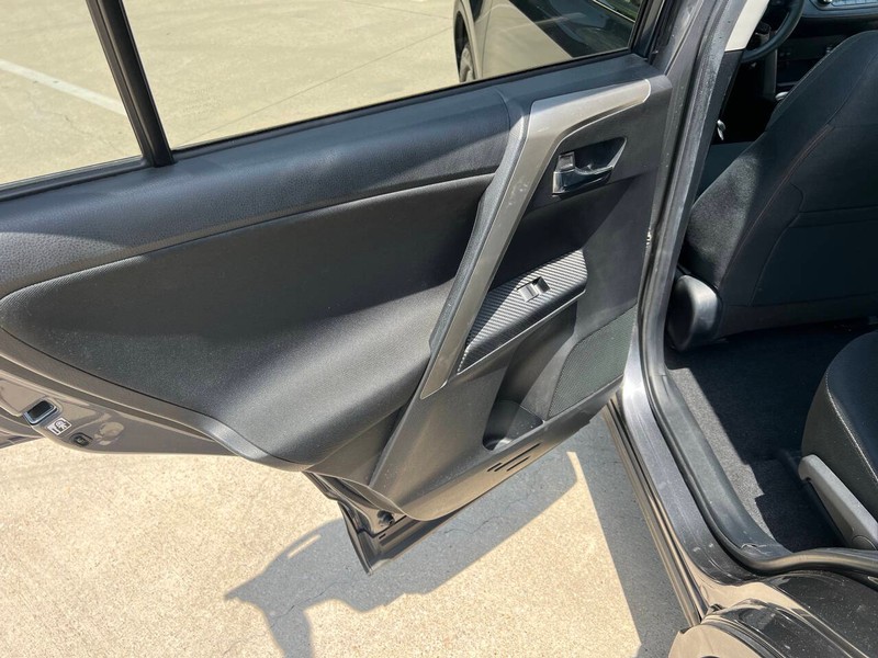 Toyota RAV4 Vehicle Full-screen Gallery Image 13