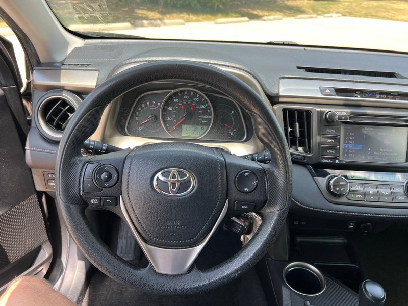 Toyota RAV4 Vehicle Full-screen Gallery Image 14