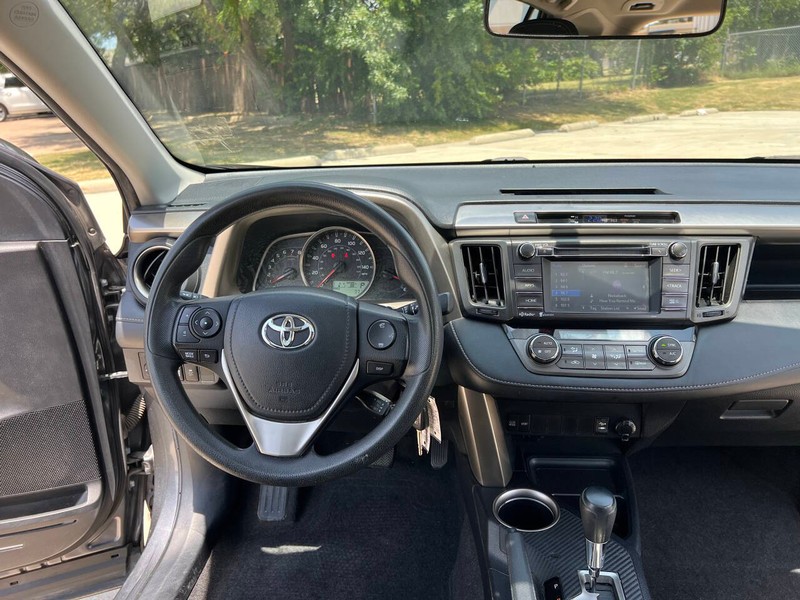 Toyota RAV4 Vehicle Full-screen Gallery Image 16