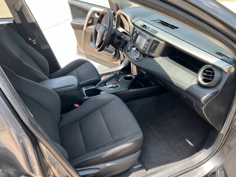 Toyota RAV4 Vehicle Full-screen Gallery Image 17