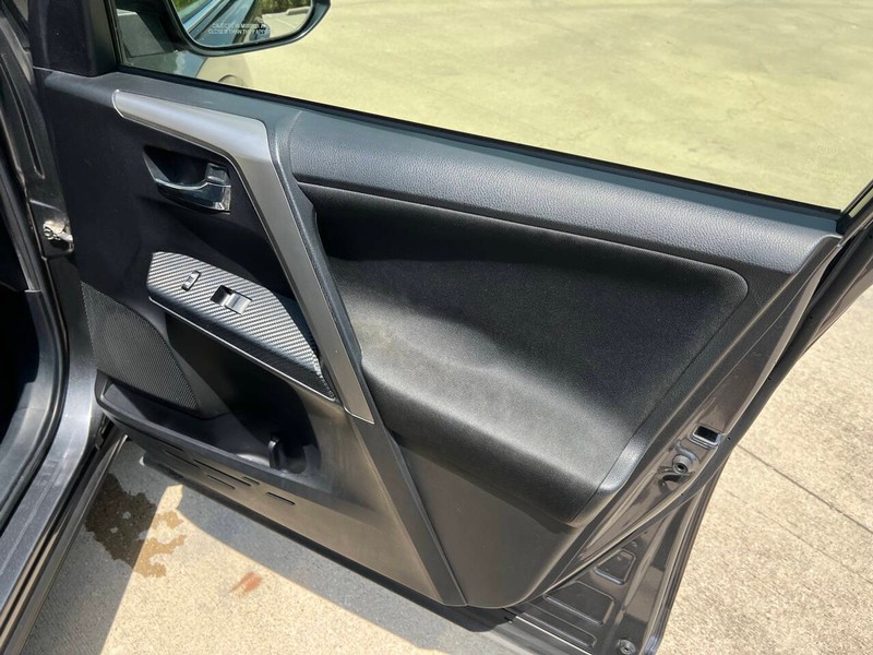 Toyota RAV4 Vehicle Full-screen Gallery Image 18