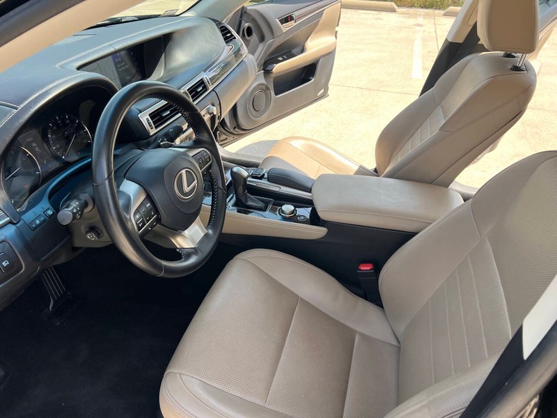 Lexus GS Vehicle Full-screen Gallery Image 09
