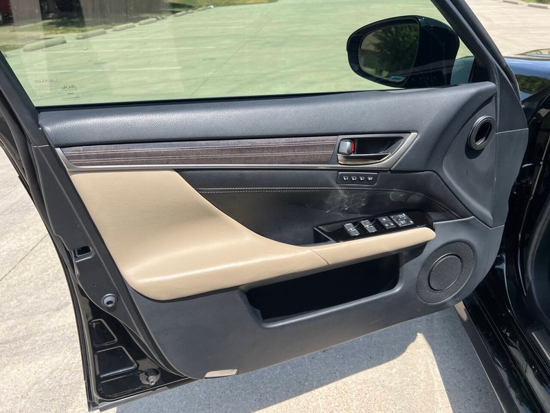 Lexus GS Vehicle Full-screen Gallery Image 10