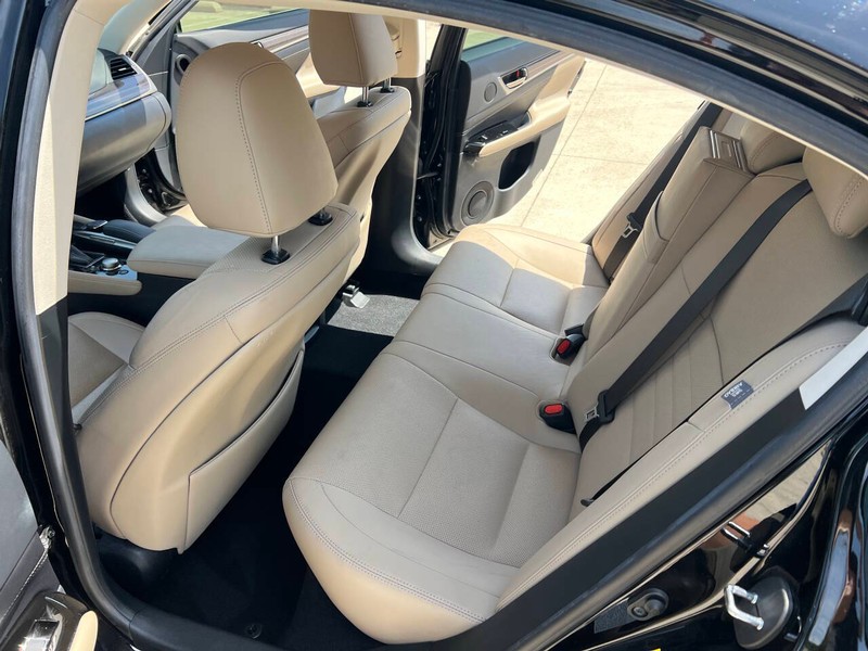 Lexus GS Vehicle Full-screen Gallery Image 12