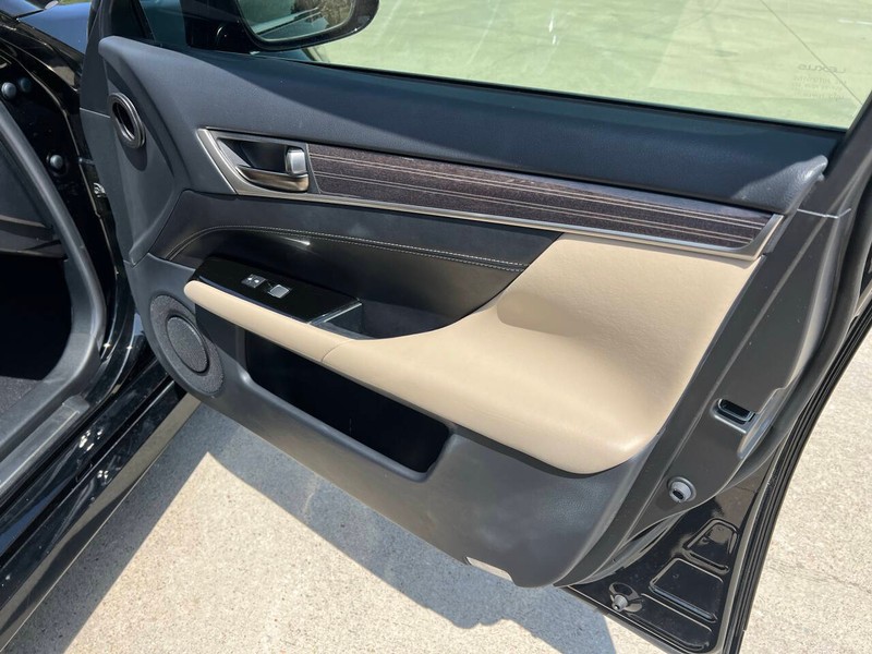 Lexus GS Vehicle Full-screen Gallery Image 13