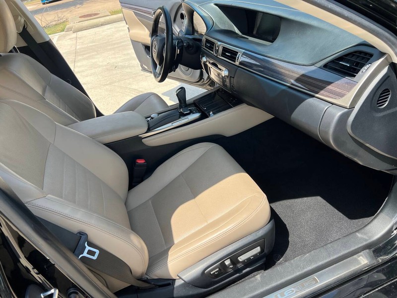 Lexus GS Vehicle Full-screen Gallery Image 14