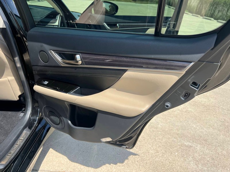 Lexus GS Vehicle Full-screen Gallery Image 15