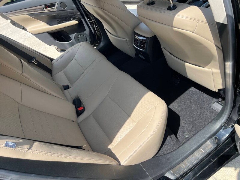 Lexus GS Vehicle Full-screen Gallery Image 16