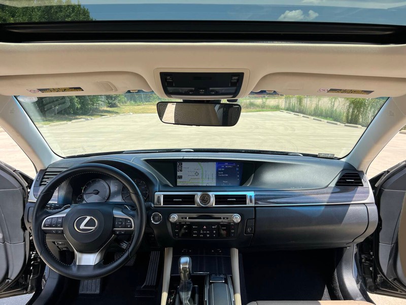 Lexus GS Vehicle Full-screen Gallery Image 17