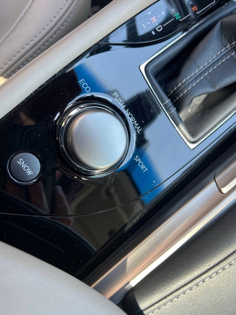 Lexus GS Vehicle Full-screen Gallery Image 18