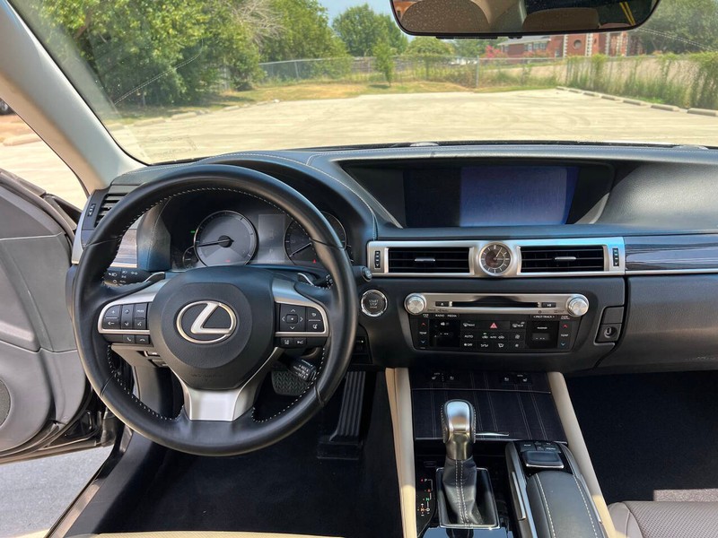 Lexus GS Vehicle Full-screen Gallery Image 19