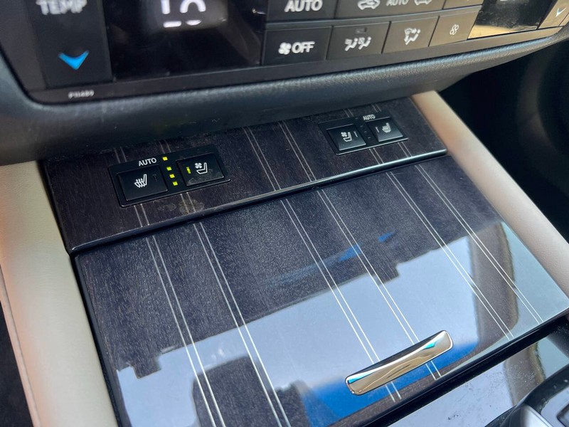 Lexus GS Vehicle Full-screen Gallery Image 20
