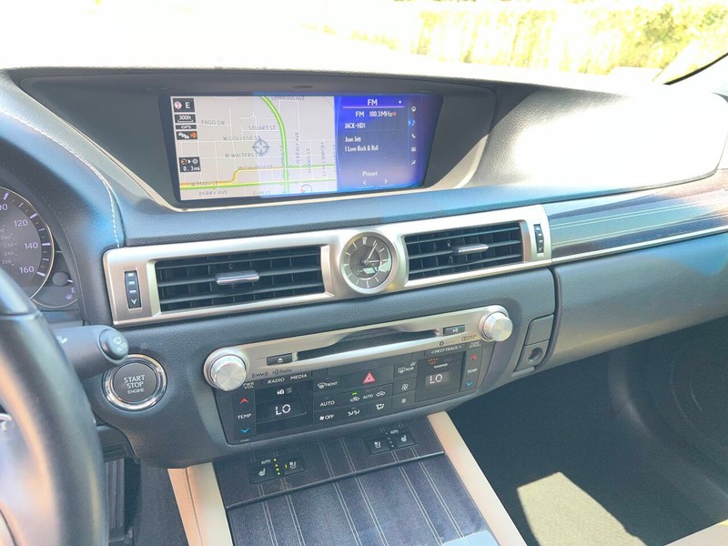 Lexus GS Vehicle Full-screen Gallery Image 22