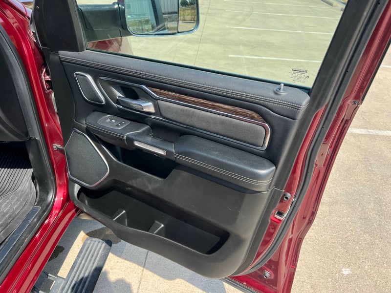 Ram 1500 Vehicle Full-screen Gallery Image 14