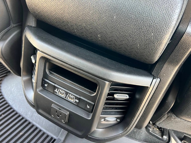 Ram 1500 Vehicle Full-screen Gallery Image 16