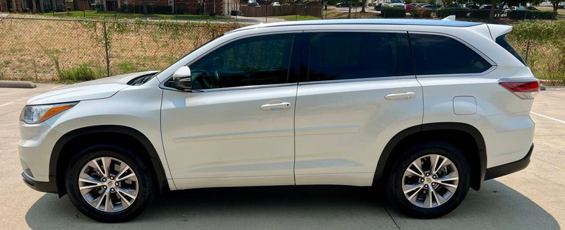 Toyota Highlander Vehicle Full-screen Gallery Image 02