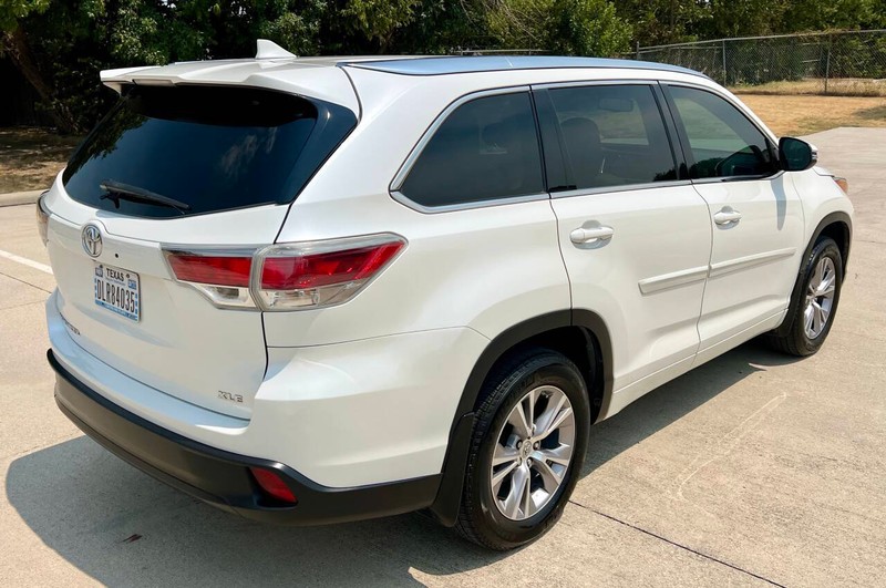 Toyota Highlander Vehicle Full-screen Gallery Image 07