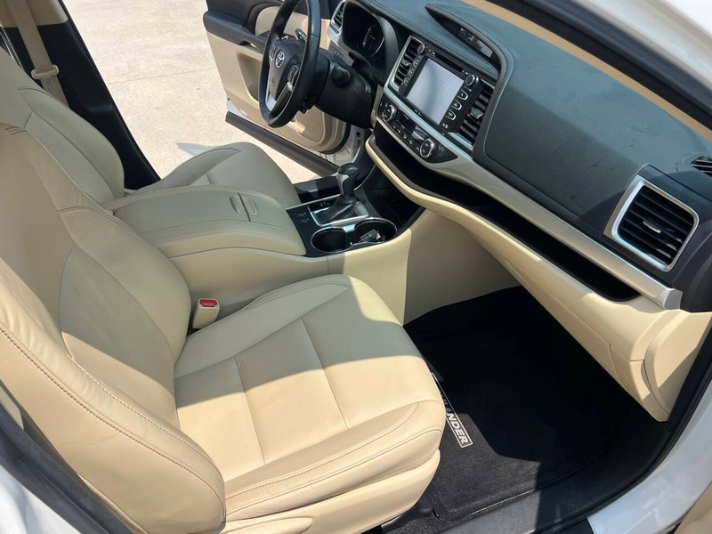 Toyota Highlander Vehicle Full-screen Gallery Image 08