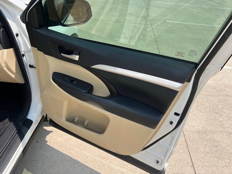 Toyota Highlander Vehicle Full-screen Gallery Image 09