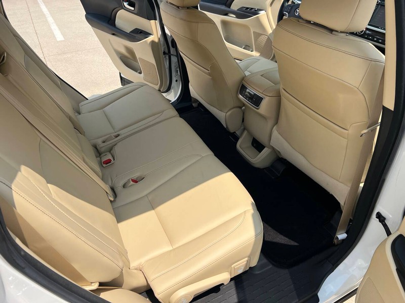 Toyota Highlander Vehicle Full-screen Gallery Image 10
