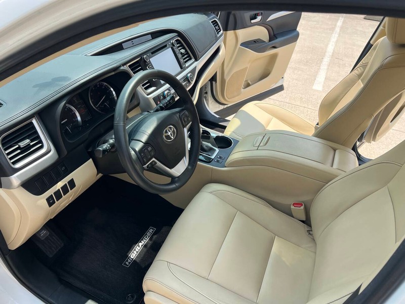 Toyota Highlander Vehicle Full-screen Gallery Image 11