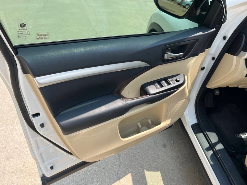 Toyota Highlander Vehicle Full-screen Gallery Image 12