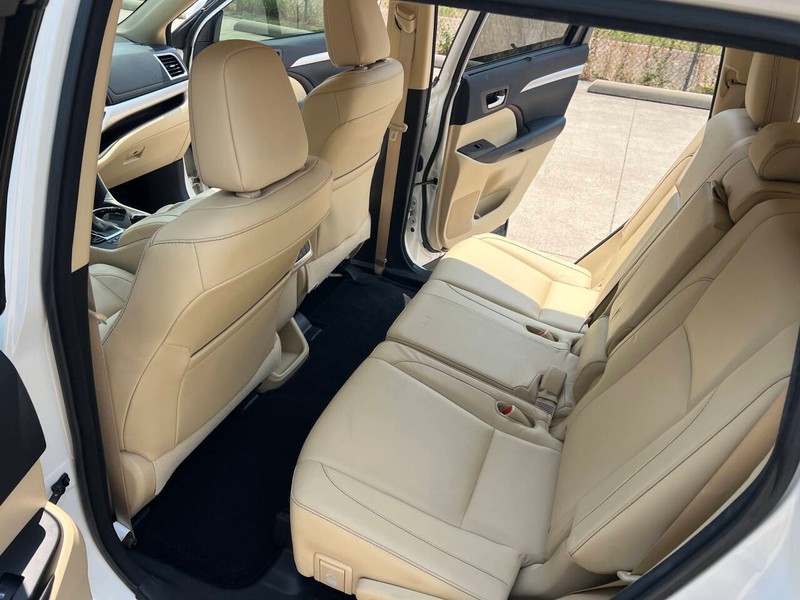 Toyota Highlander Vehicle Full-screen Gallery Image 13