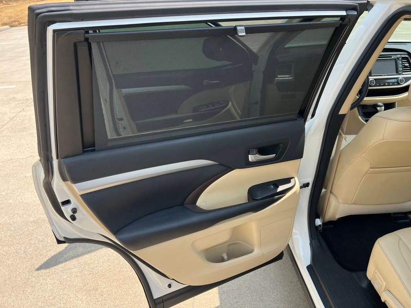Toyota Highlander Vehicle Full-screen Gallery Image 14