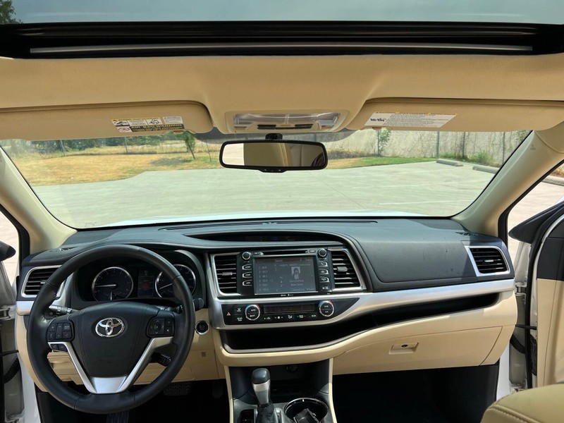 Toyota Highlander Vehicle Full-screen Gallery Image 16