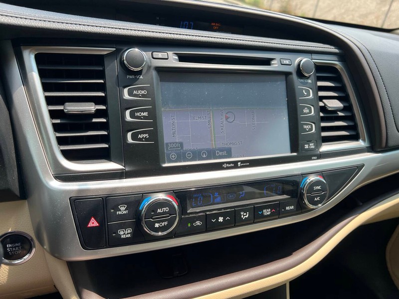 Toyota Highlander Vehicle Full-screen Gallery Image 17