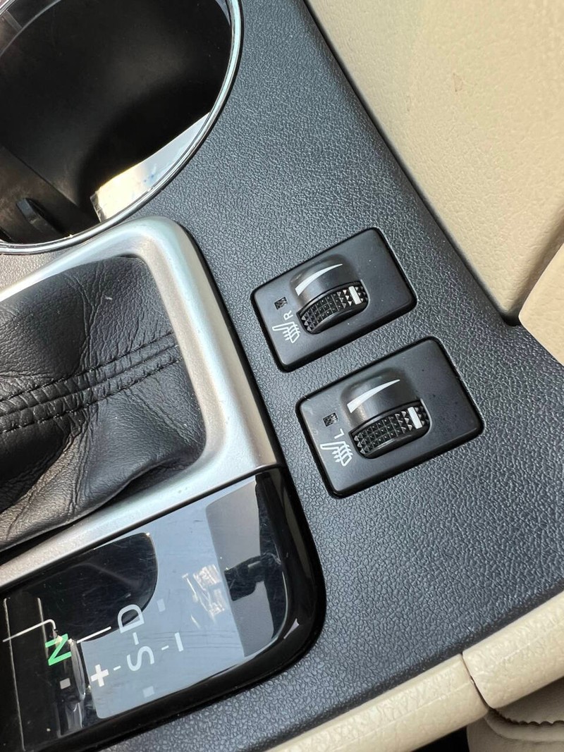 Toyota Highlander Vehicle Full-screen Gallery Image 18