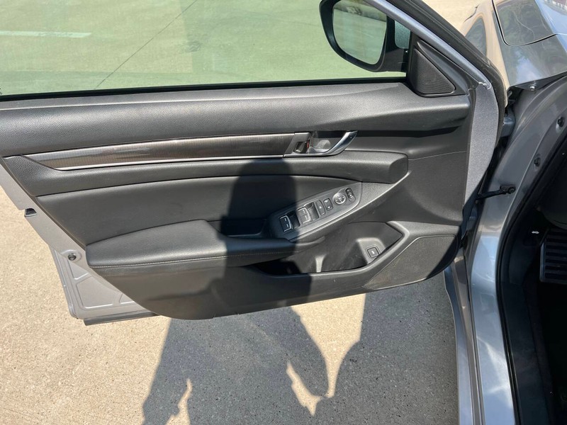 Honda Accord Sedan Vehicle Full-screen Gallery Image 12