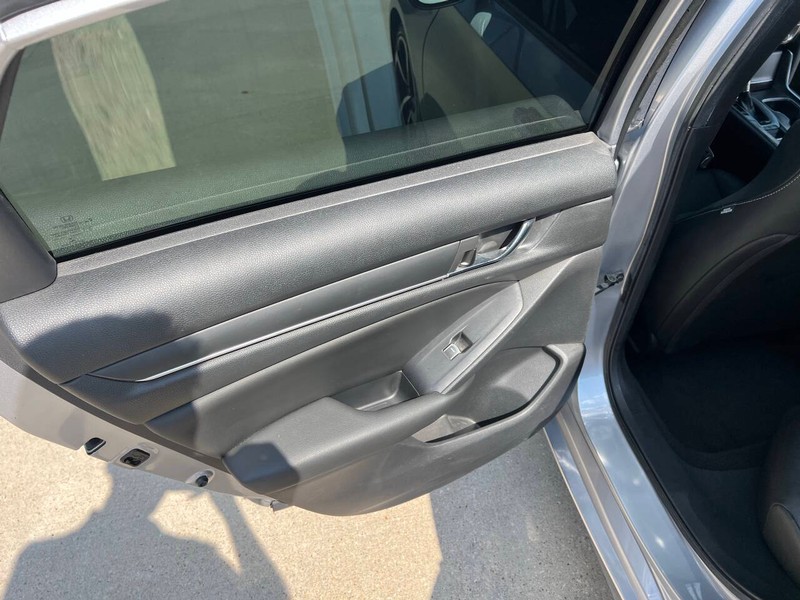 Honda Accord Sedan Vehicle Full-screen Gallery Image 14