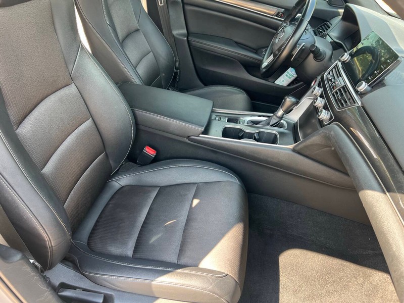 Honda Accord Sedan Vehicle Full-screen Gallery Image 15