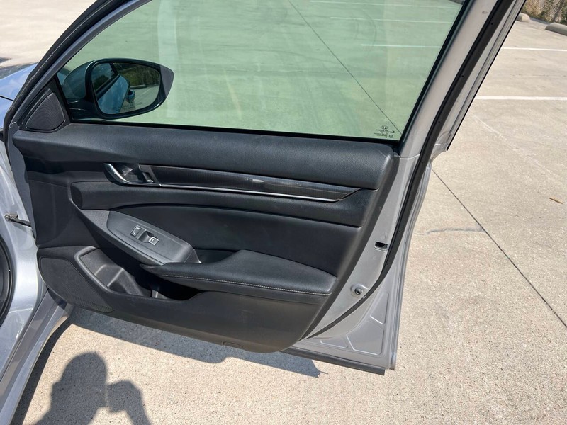 Honda Accord Sedan Vehicle Full-screen Gallery Image 16