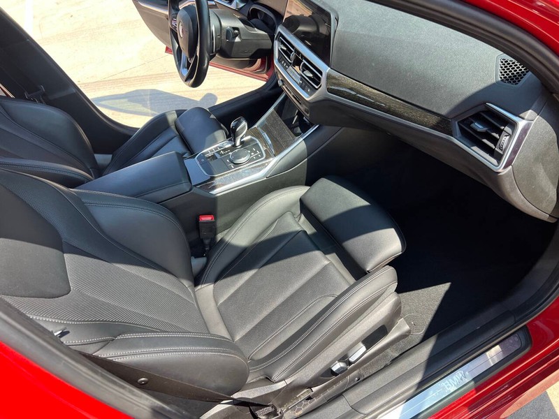 BMW 3 Series Vehicle Full-screen Gallery Image 10