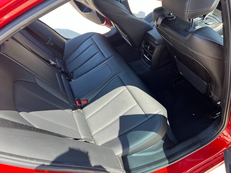 BMW 3 Series Vehicle Full-screen Gallery Image 12