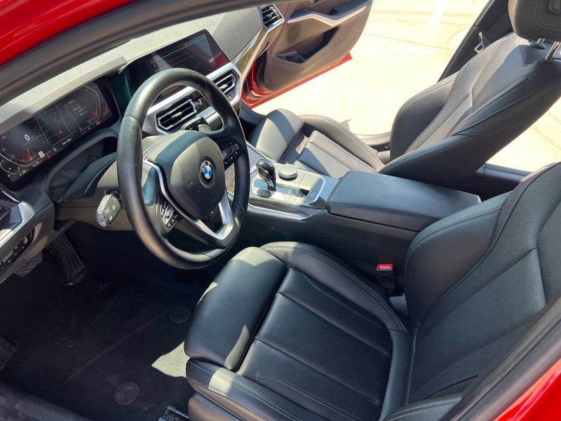 BMW 3 Series Vehicle Full-screen Gallery Image 13