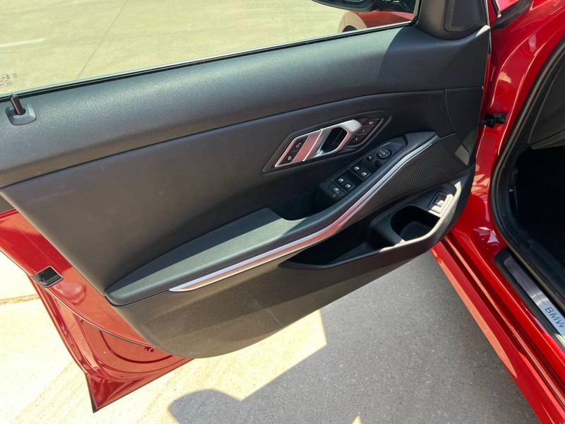 BMW 3 Series Vehicle Full-screen Gallery Image 14