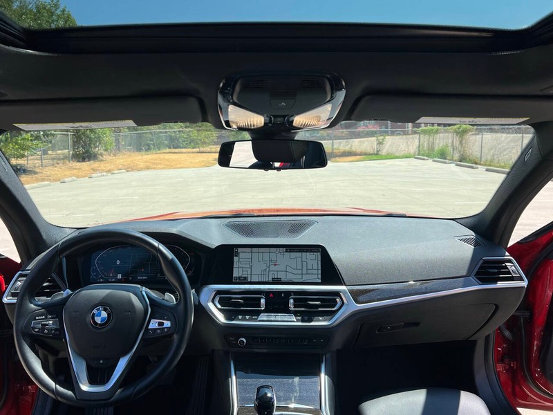 BMW 3 Series Vehicle Full-screen Gallery Image 15